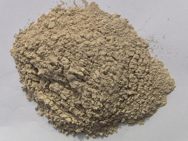 礬土性質(zhì) 礬土主要成分是氧化鋁，為煉鋁和耐火材料的主要原料。白色或灰白色，因含鐵而呈褐黃或淺紅色。密度3.45g/cm3，硬度1～3，不透明，質(zhì)脆。極難熔化，不溶于水，能溶于硫酸、氫氧化鈉溶液。 地區(qū)分布 中國鋁土礦資源比較豐富，在全國18個省、自治區(qū)、直轄市已查明鋁土礦產(chǎn)地205處，其中大型產(chǎn)地72處（不包括臺灣），主要分布在山西、山東、河北、河南、貴州、四川、廣西、遼寧、湖南等地。 投資前景 1.可用于煉鋁工業(yè)。用于國防、航空、汽車、電器、化工、日常生活用品等。 2.可用于精密鑄造。礬土熟料加工成細粉做成鑄模后精鑄。用于軍工、航天、通訊、儀表、機械及醫(yī)療器械部門。 3.可用于耐火制品。高鋁礬土熟料耐火度高達1780℃，化學穩(wěn)定性強、物理性能良好。 4.硅酸鋁耐火纖維。用于鋼鐵、有色冶金、電子、石油、化工、宇航、原子能、國防等多種工業(yè)，消防人員可用耐火纖維布做成衣服。 5.制造礬土水泥、研磨材料、陶瓷工業(yè)以及化學工業(yè)可制鋁的各種化合物。 鋁礬土磨粉制備 鋁礬土粉是選用煅燒過的熟鋁礬土礦石用雷蒙磨加工制成的細粉，粒度通常為100目-325目，在耐火材料行業(yè)得到了廣泛的應(yīng)用。通常加工的流程為先經(jīng)顎式破碎機進行破碎，然后篩分進入鋁礬土雷蒙磨或鋁礬土超細磨粉機中，進行鋁礬土粉制備，使其應(yīng)用更加廣泛。