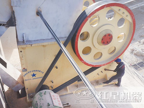 顎式破碎機(jī)現(xiàn)場(chǎng)作業(yè)