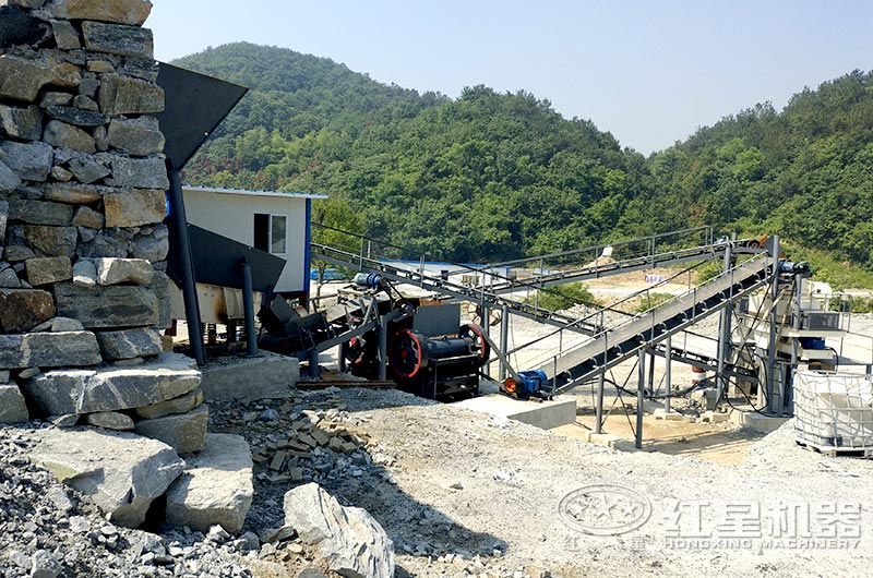 顎式細(xì)破碎機(jī)破碎現(xiàn)場(chǎng)，搭配制砂機(jī)使用